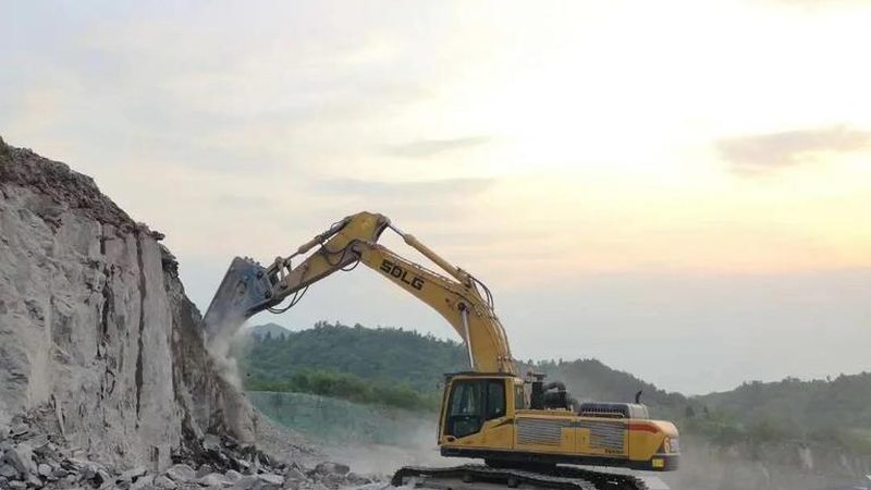 山区小型挖掘机租赁还是购买？成本与效率的权衡